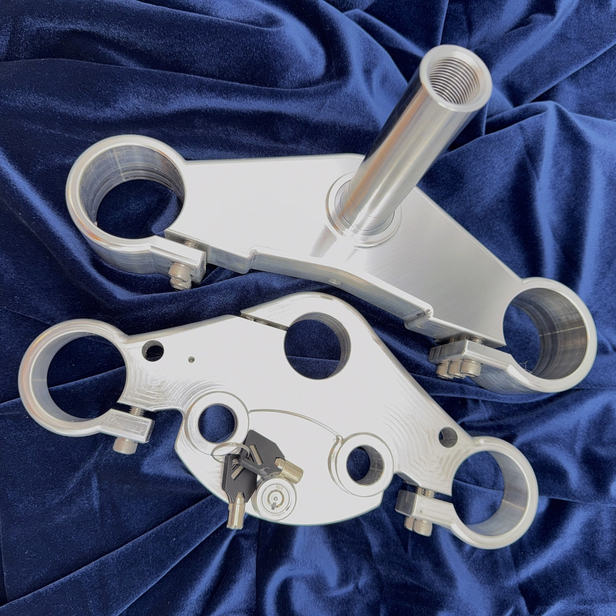 Reduced trail triple trees for Performance Baggers 49mm forks - with PUSH FORK LOCK